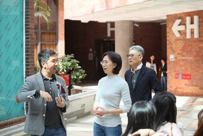 盧教授與系上教授的互動